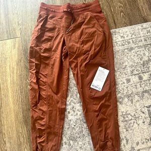 LuluLemon
Dance Studio
Mid-Rise Jogger
Burnt Orange